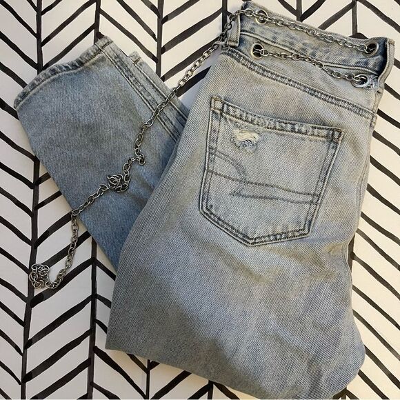 American Eagle Chain Waist Belt Light Wash Mom Jeans - Picture 1 of 6